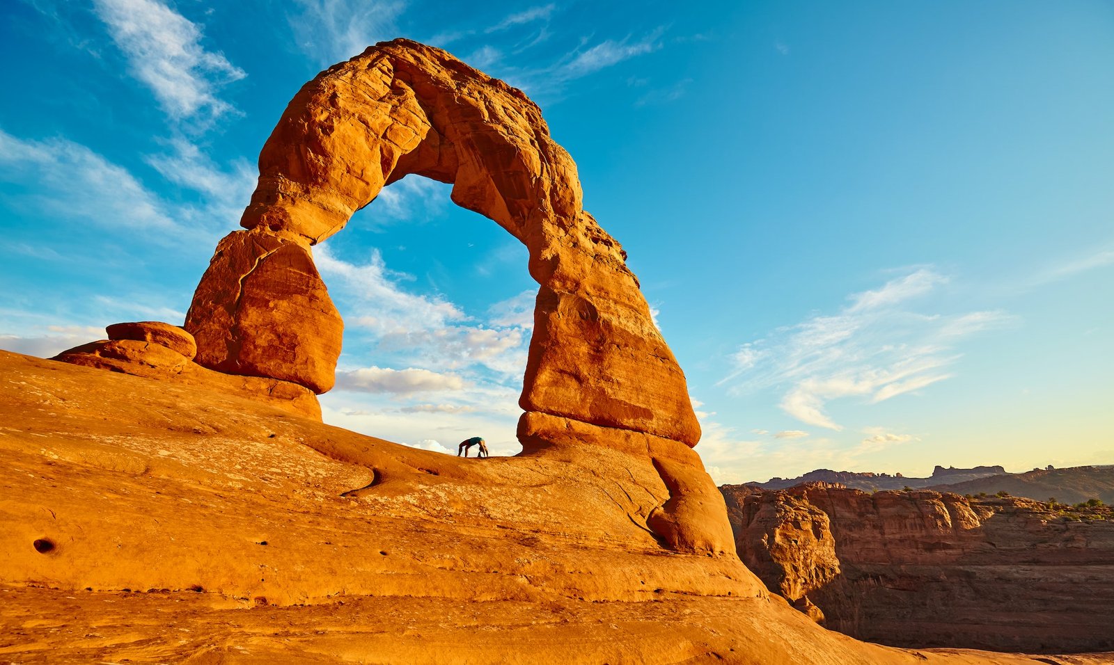 Panoramic view of the iconic Delicate Arch at sunset.